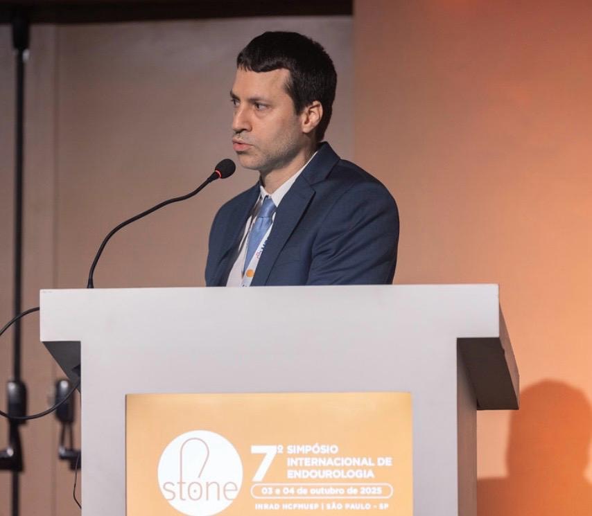 Dr. Fábio Torricelli palestrando em congresso de Urologia
